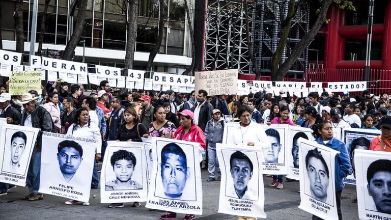 Gobierno de México denuncia ante la FGR al juez del caso Ayotzinapa por liberar a 120