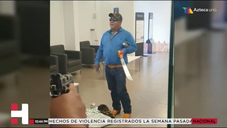 Entró a un banco en Pachuca y amenazó a todos con un machete y una pistola