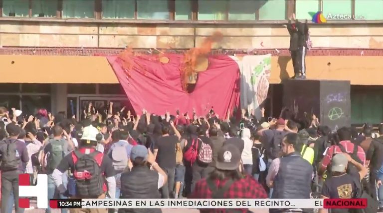 Encapuchados vandalizaron instalaciones de la UNAM y quemaron la bandera de México