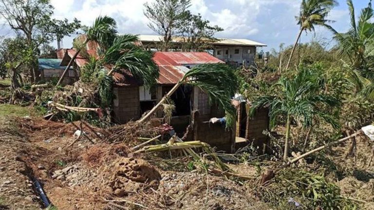 Tifón “Phanfone” azota Filipinas y deja al menos 16 muertos