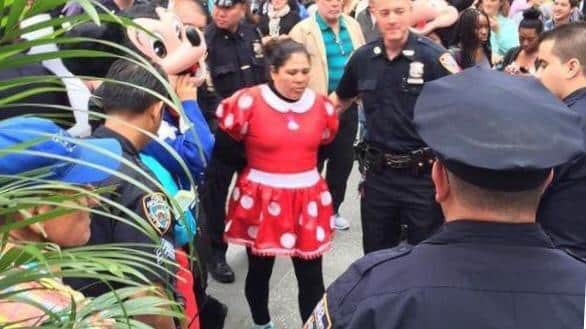 “Minnie Mouse” pelea a golpes con una guardia en Las Vegas, EUA