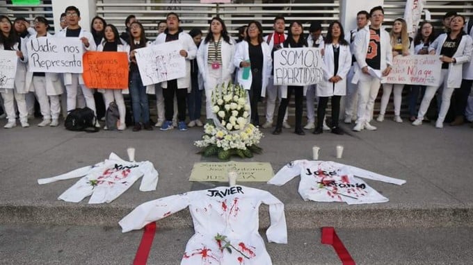 Estudiantes de medicina marchan en Puebla: exigen justicia tras asesinato de tres alumnos