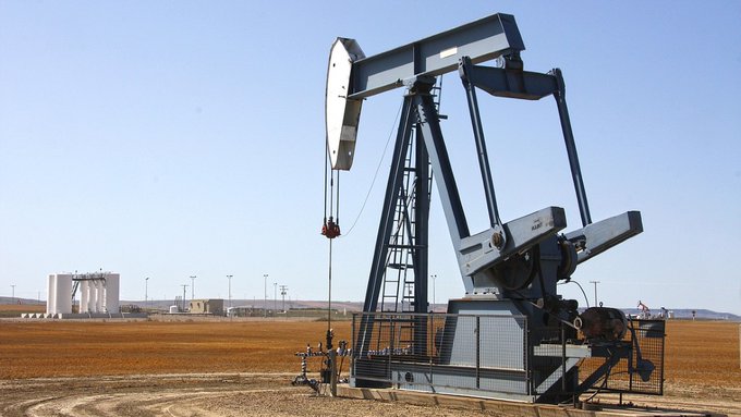 Precio del petróleo de Estados Unidos colapsa 170% por primera vez en la historia