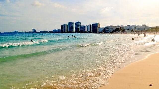 Cancún cierra sus playas para evitar propagación del COVID-19