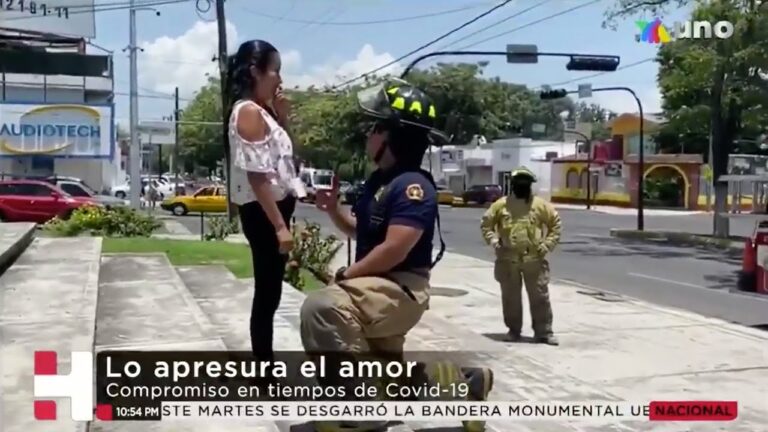 Bombero enamorado pide matrimonio de manera muy original en Colima