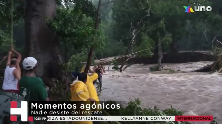 Rescatan a cinco menores atrapados en el río Santa María en Chiapas tras tormenta