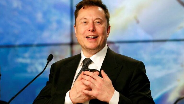 Elon Musk compra Twitter; “Espero que hasta mis peores críticos permanezcan”