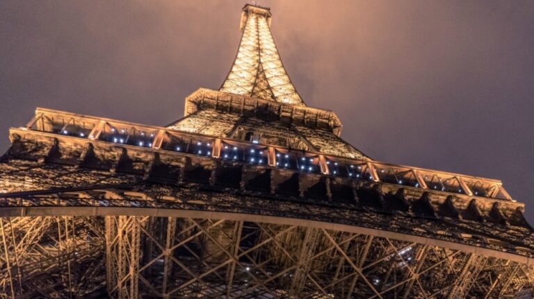 Amenaza de bomba en la Torre Eiffel en París; desalojan a todos los turistas