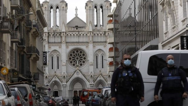 Atentado en Niza deja tres muertos; se eleva el nivel de alerta en Francia