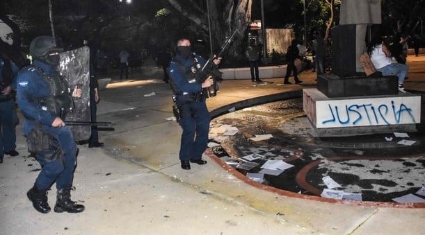 Destituyen al director de la policía de Cancún, Eduardo Santamaría, tras represión contra manifestantes