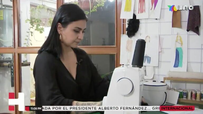 Venció el miedo y emprendió su propio estudio de diseño de modas en la sala de su casa