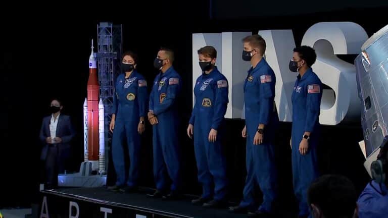 NASA presenta al equipo de astronautas que enviará a la Luna en el 2024