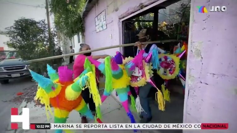 Hacen piñatas para intercambiarlas por despensas y traer comida a casa