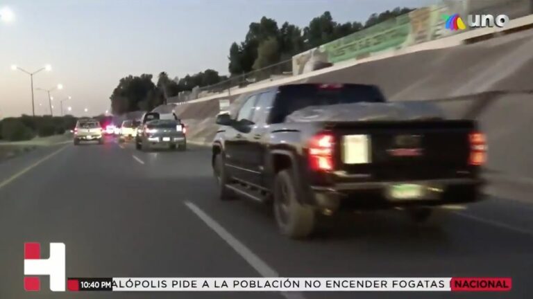Paisanos que cruzan la frontera viajan de día y en caravanas para evitar asaltos y extorsiones