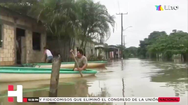 Sigue la inundación histórica en Tenosique, Tabasco, y la ayuda no ha llegado