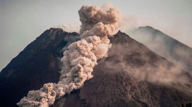 Volcán Merapi de Indonesia entra en erupción