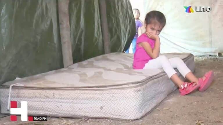 Familia de damnificados regresa a su casa en Tabasco tras inundaciones; aún no llega la ayuda
