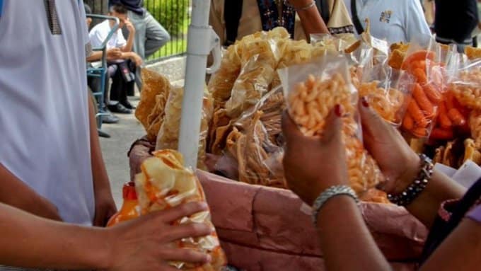 El Senado prohíbe la venta de alimentos chatarra afuera de las escuelas
