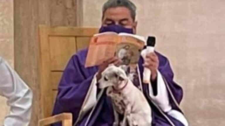 Sacerdote de Coahuila ofrece misa con una mascota en sus piernas