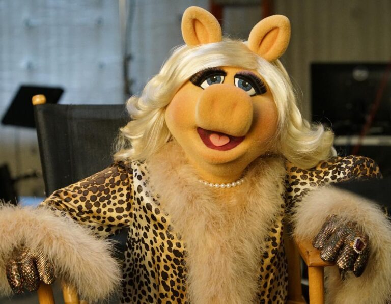 Usuarios en redes piden cancelar a Miss Piggy de los Muppets por violencia doméstica