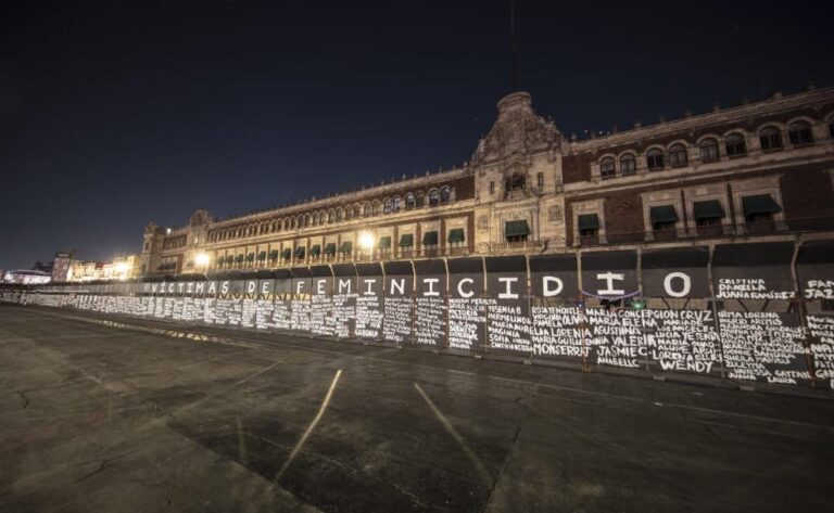 Escriben nombres de víctimas de feminicidio en muro de Palacio Nacional