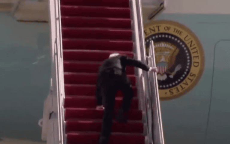 “Está bien”, dice la Casa Blanca tras caída de Joe Biden en escalera de avión