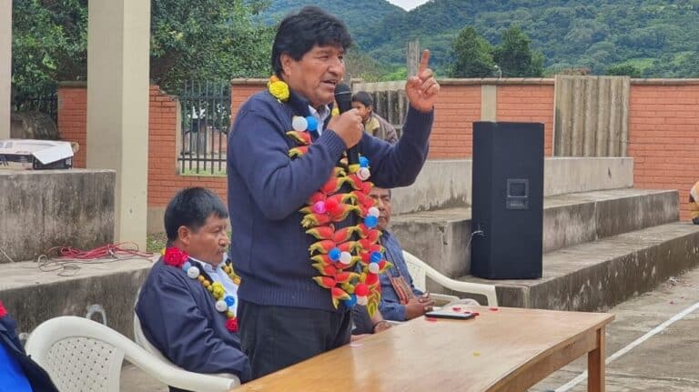 Expresidente de Bolivia, Evo Morales, es recibido entre abucheos y huevazos en un mitin