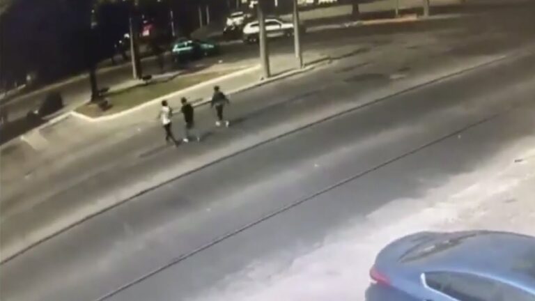 Conductor en Guadalajara arrolla a 3 sujetos que lo acababan de robar