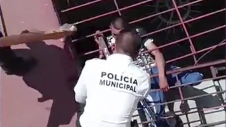 Ladrón en Morelia se queda atrapado entre rejas; policías lo liberan para detenerlo