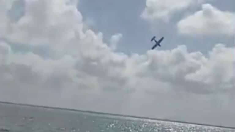 Desplome fatal de avioneta en Cancún; el piloto perdió el control y cayó al mar