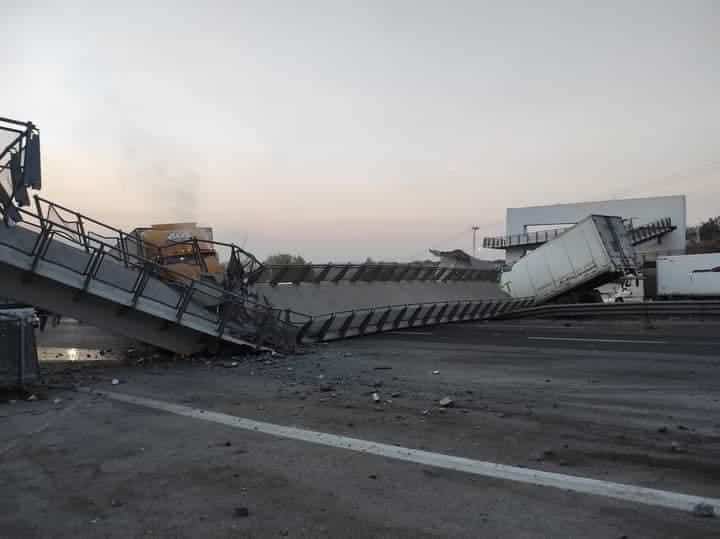 Colapsa puente peatonal en la México-Querétaro en San Luis Potosí