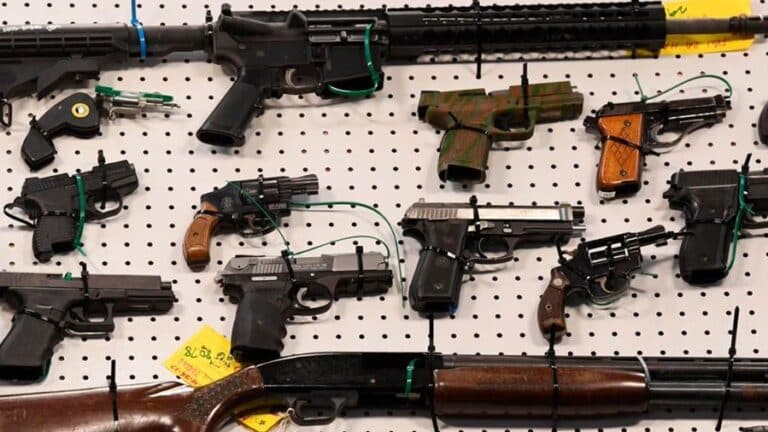 Venta de armas aumenta en Estados Unidos; 39% de los hogares poseen una
