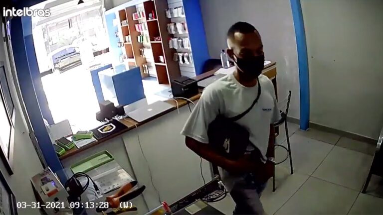 A punta de pistola entra a robar a tienda pero antes de irse con botín el empleado le dispara