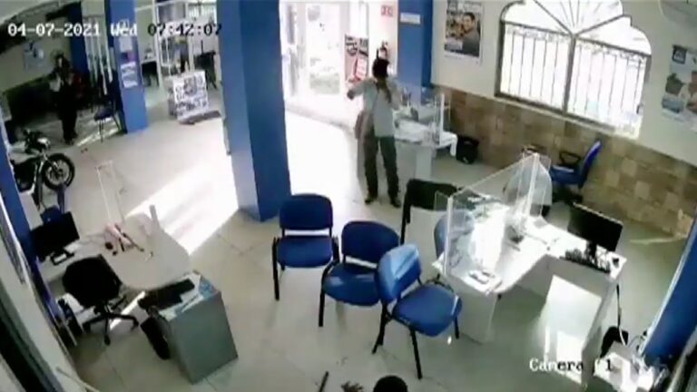 Con pistola y desarmador en mano sujetos asaltan torpemente caja de ahorro en Oaxaca
