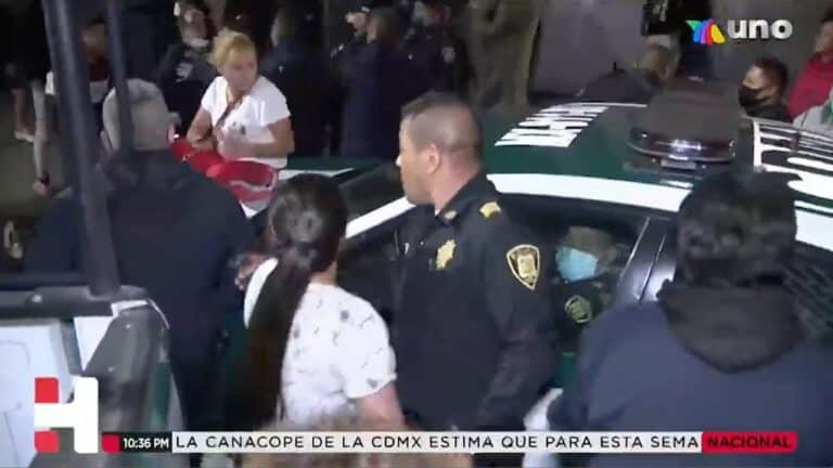 Persecución y balacera en la Ciudad de México desata riña entre vecinos y policías