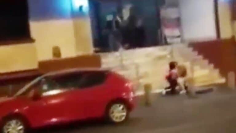 Sujeto golpea a mujer en las escalinatas del palacio municipal de Xalapa, Veracruz