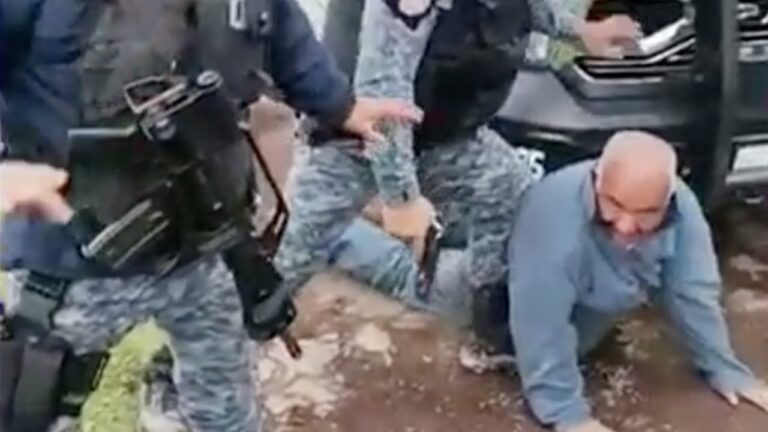 Policías de Huachinango, Puebla, someten a adulto mayor; testigo lo graba en video