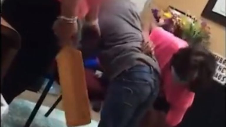Suspenden a directora de escuela por golpear con una tabla a menor de seis años