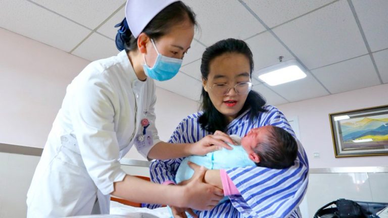 China permitirá a las parejas tener tres hijos; se busca fomentar el crecimiento poblacional