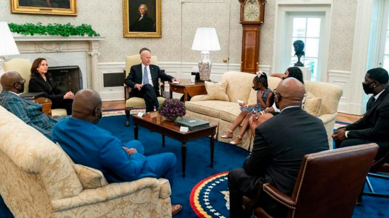 Recibe Joe Biden a familia de George Floyd en la Casa Blanca a un año de su muerte
