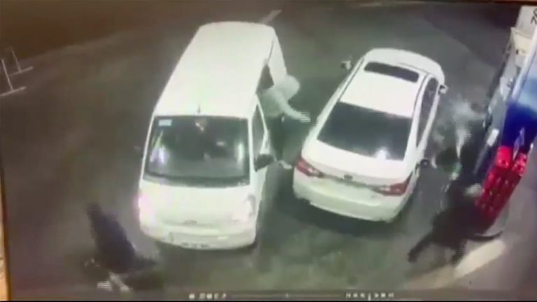 Hombre desesperado se defiende de asalto y rocía con gasolina a los cuatro delincuentes