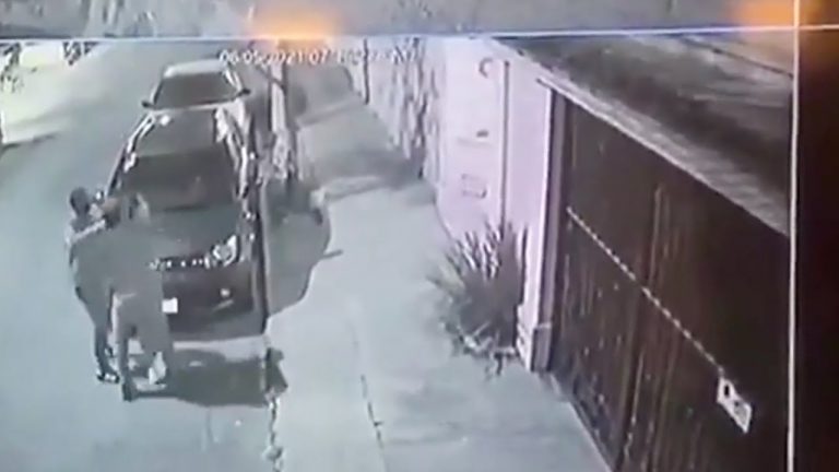 Sujetos cierran el paso a mujer y la someten para robarle vehículo en Guadalajara, Jalisco