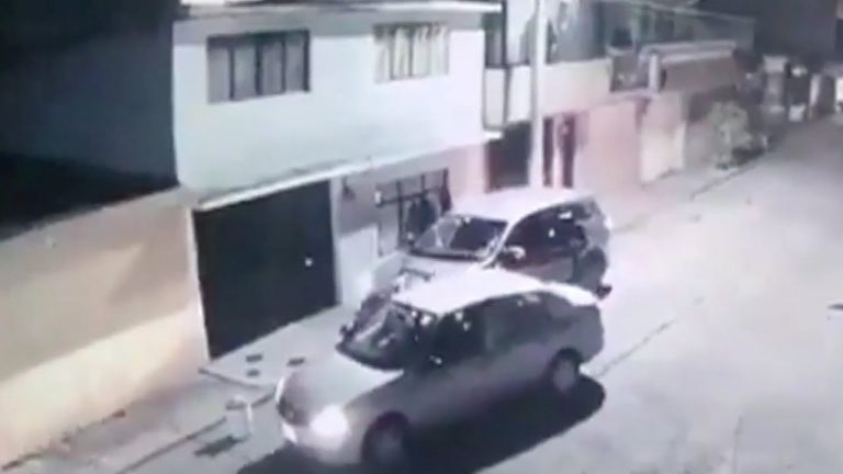Cierran el paso al conductor en Ecatepec y le roban el vehículo en pocos segundos