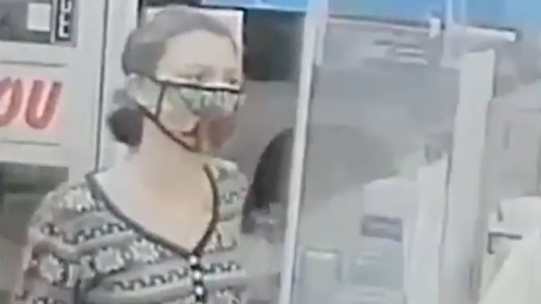 Ofrecen recompensa para localizar a mujer que robó la bolsa a otra mujer en el Metro de Nueva York