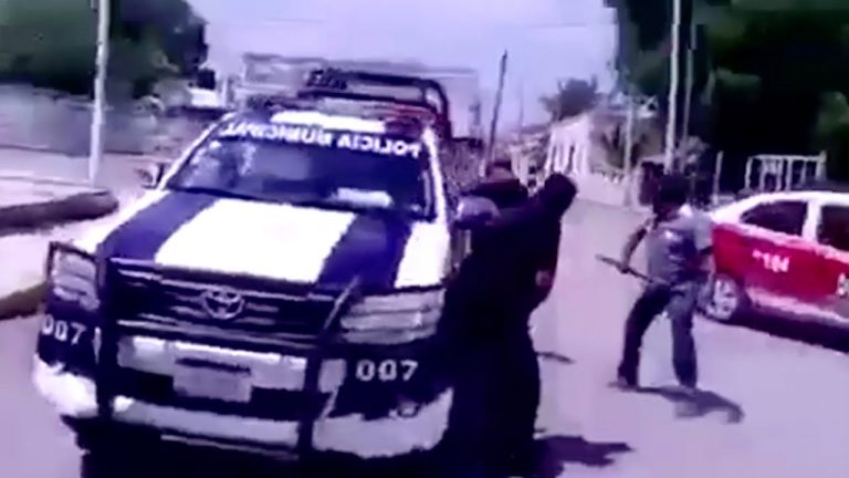Sujeto golpea con bate a policías municipales y los somete a plena luz del día