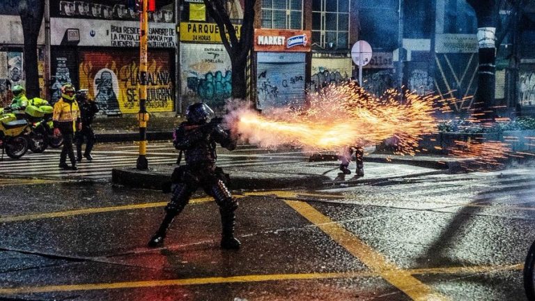 Colombia vive protestas por octavo día consecutivo; hay más de 30 muertos