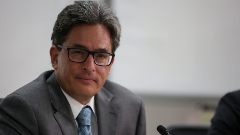 Ministro de Hacienda de Colombia, Alberto Carrasquilla, renuncia tras reforma tributaria fallida