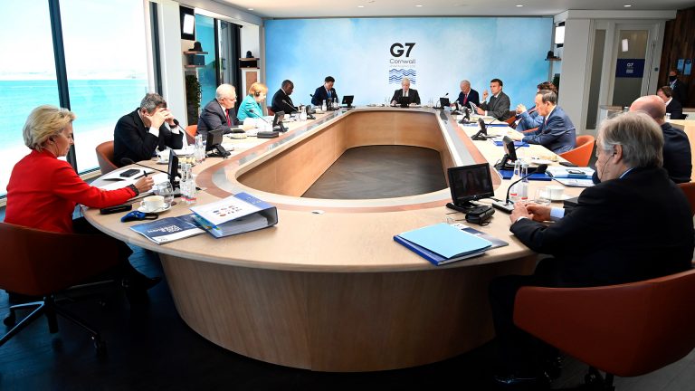 Líderes del G7 se comprometen a donar mil millones de vacunas a países pobres