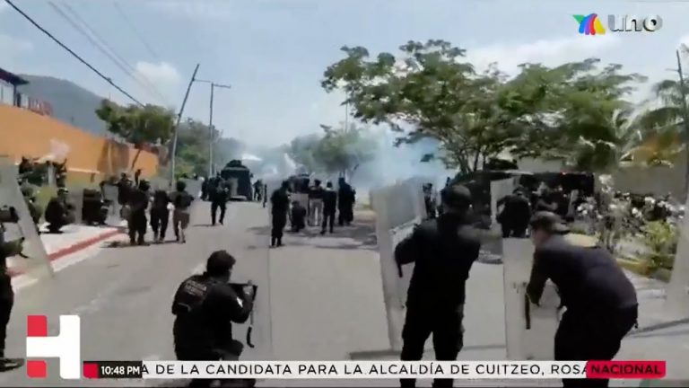 Estudiantes normalistas realizan actos vandálicos con piedras y bombas molotov en Chiapas