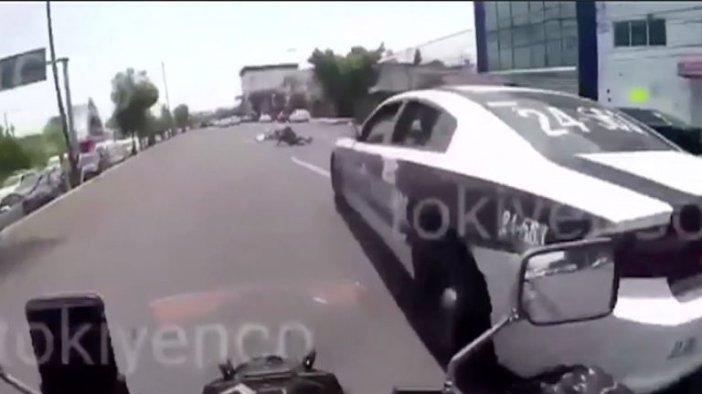 Patrulla de la policía municipal se pasa el alto y atropella a motociclista en Tlalnepantla, EdoMex